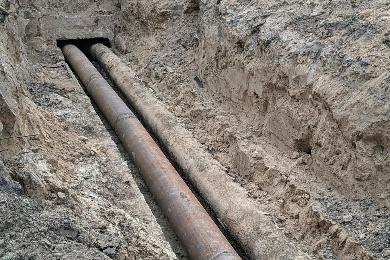 rury kanalizacyjne w wykopie